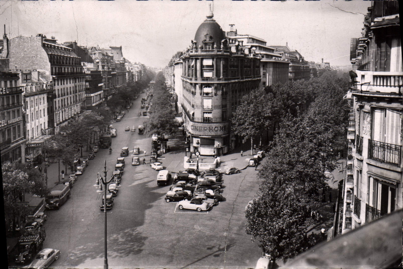 CPA Paris Le Carrefour Richelfeu Drouot et le Boulevard des Italiens