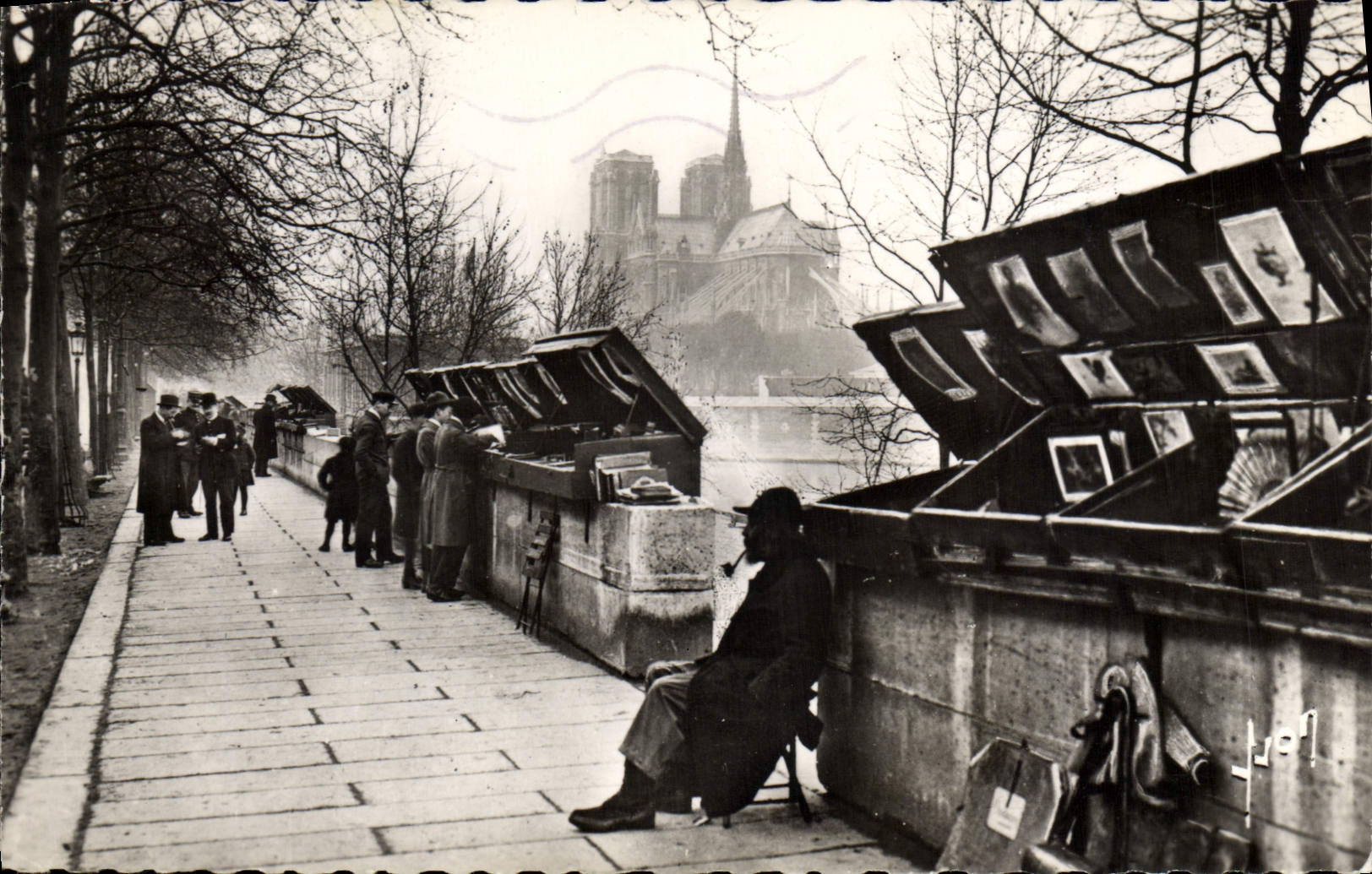 CPA Paris en Flanant Les Bouquinistes du quai de la Tournelle