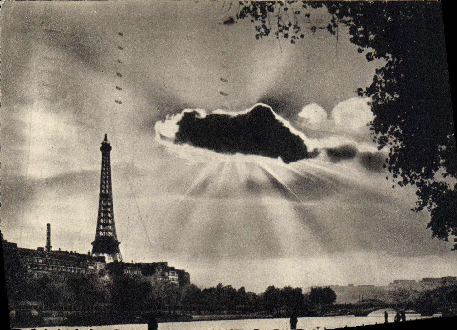 CPA Paris La Tour Eiffel au soleil couchant