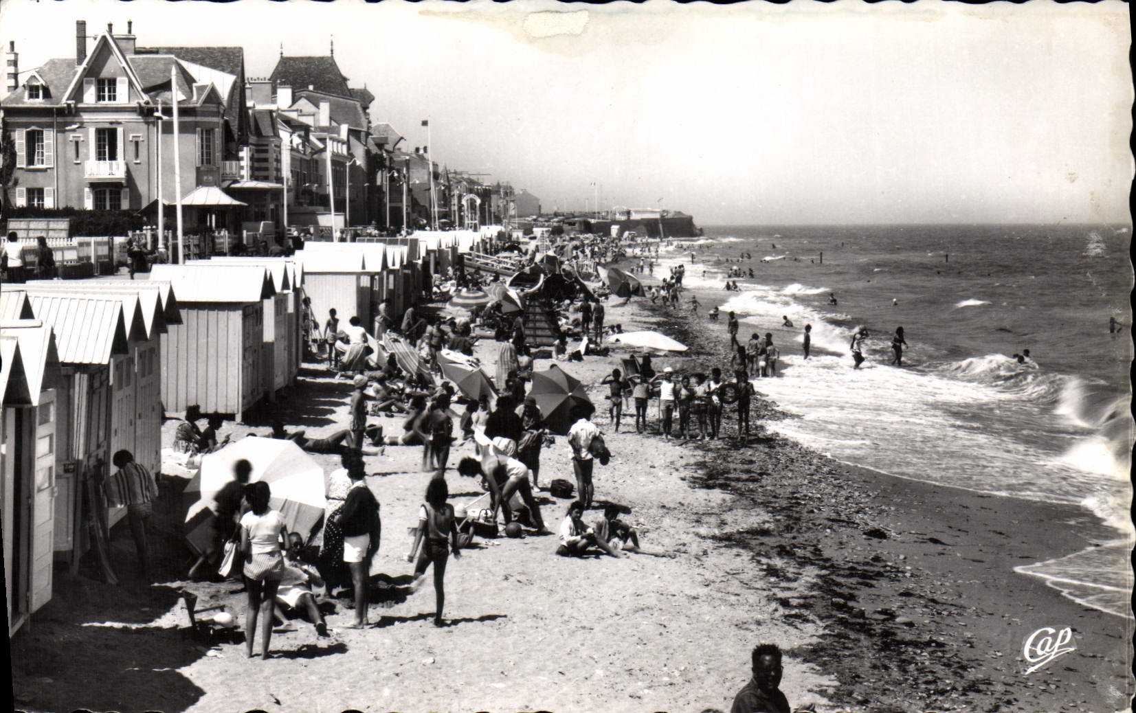 CPA St Aubin sur Mer La Plage a l'Heure du Bain et les Villas