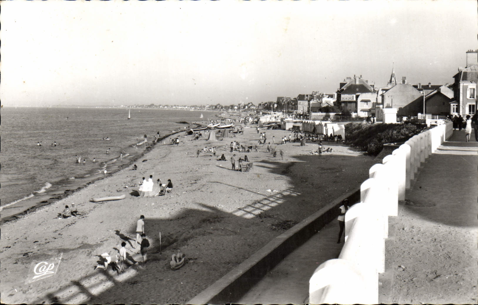 CPA Lion sur Mer Vue generale de la Plage et la Digue