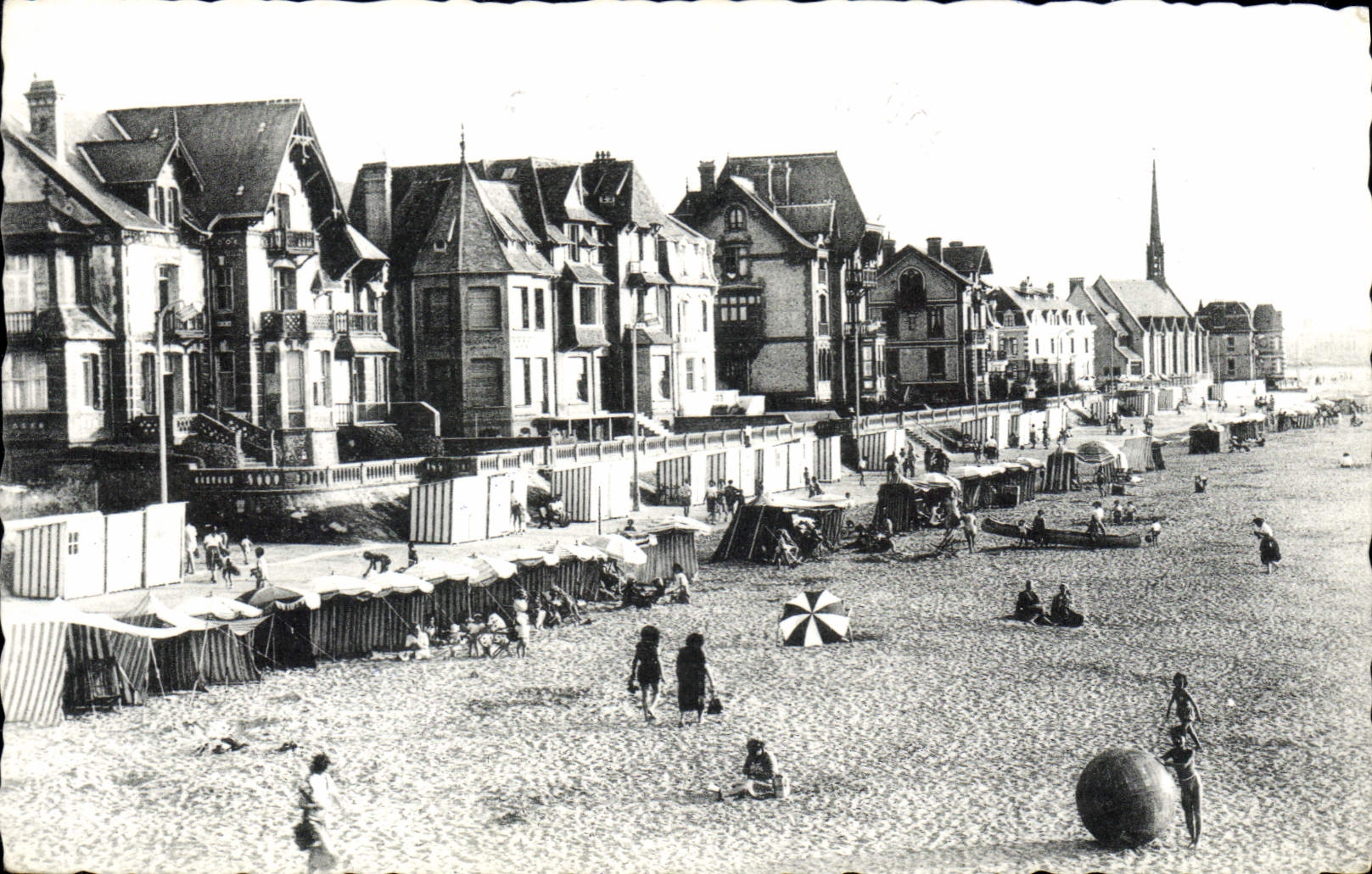 CPA Houlgate Un coin de la Plage vers Cabourg