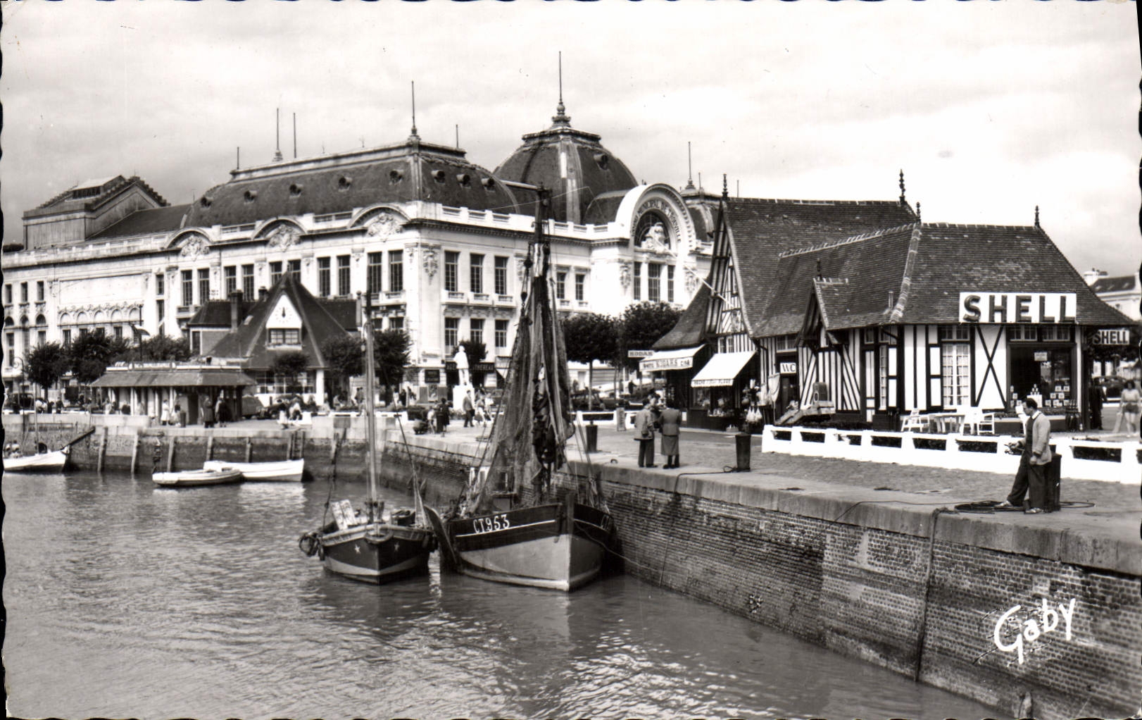 CPA Trouville Deauville Calvados Le Casino et les Barques de Peche