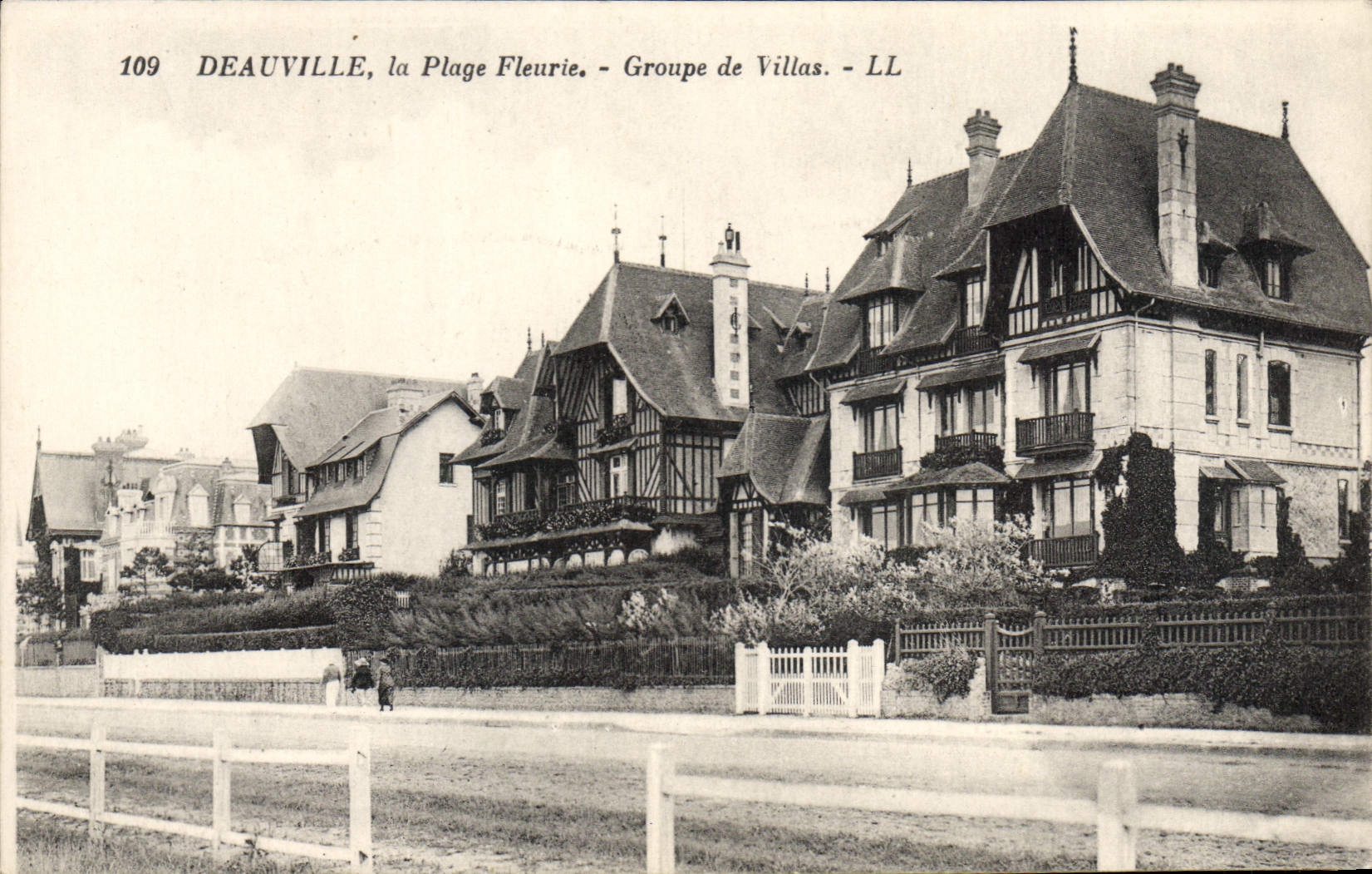 CPA Deauville la Plage Fleurie Groupe de Villas