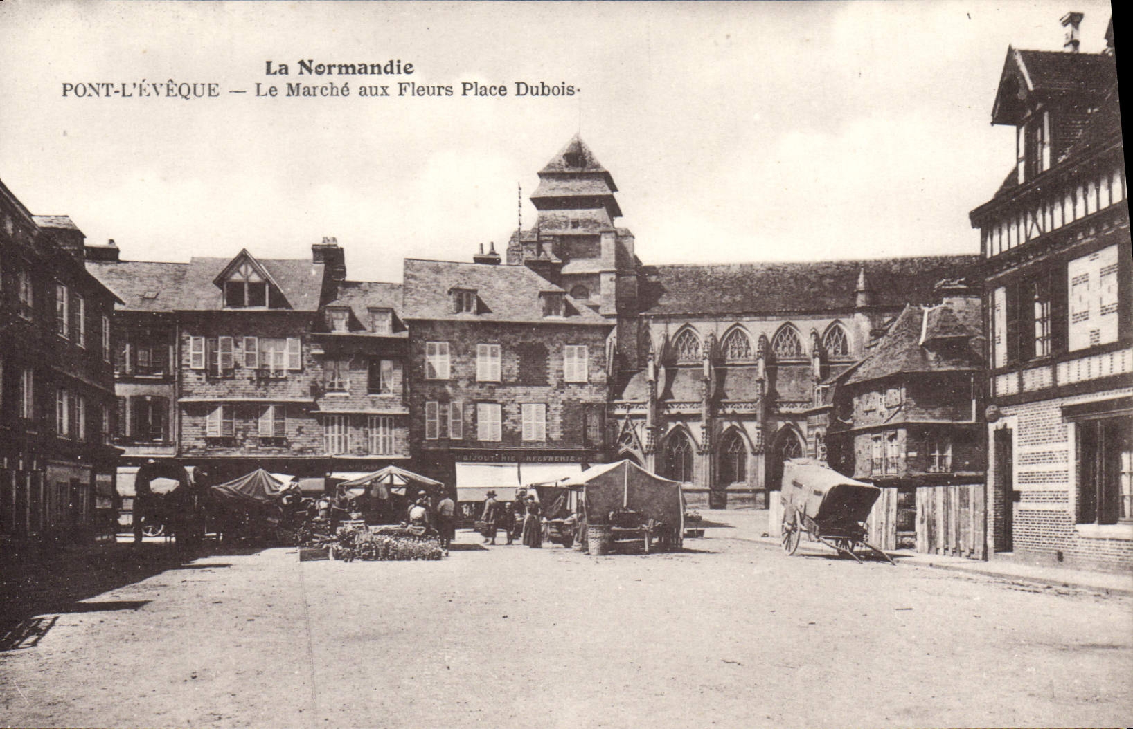CPA La Normandie Pont L'Eveque Le Marche aux Fleurs Place Dubois
