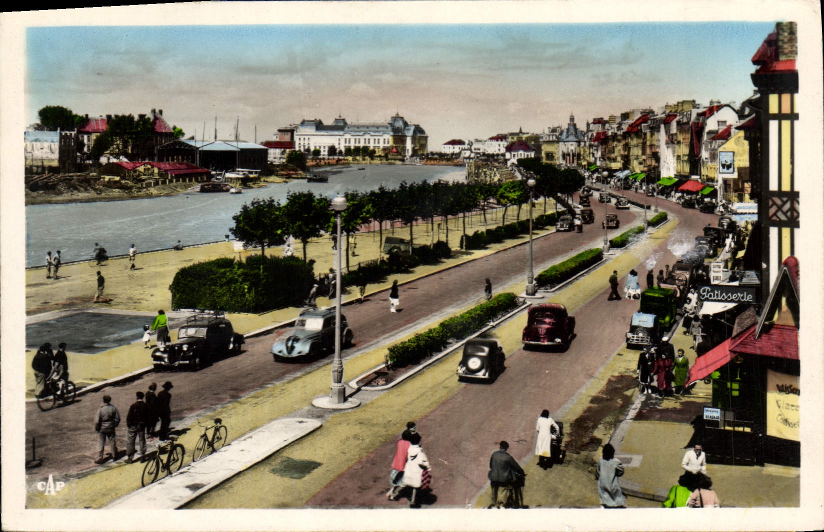 CPA Trouville Reine des Plages Vue generale sur les queis