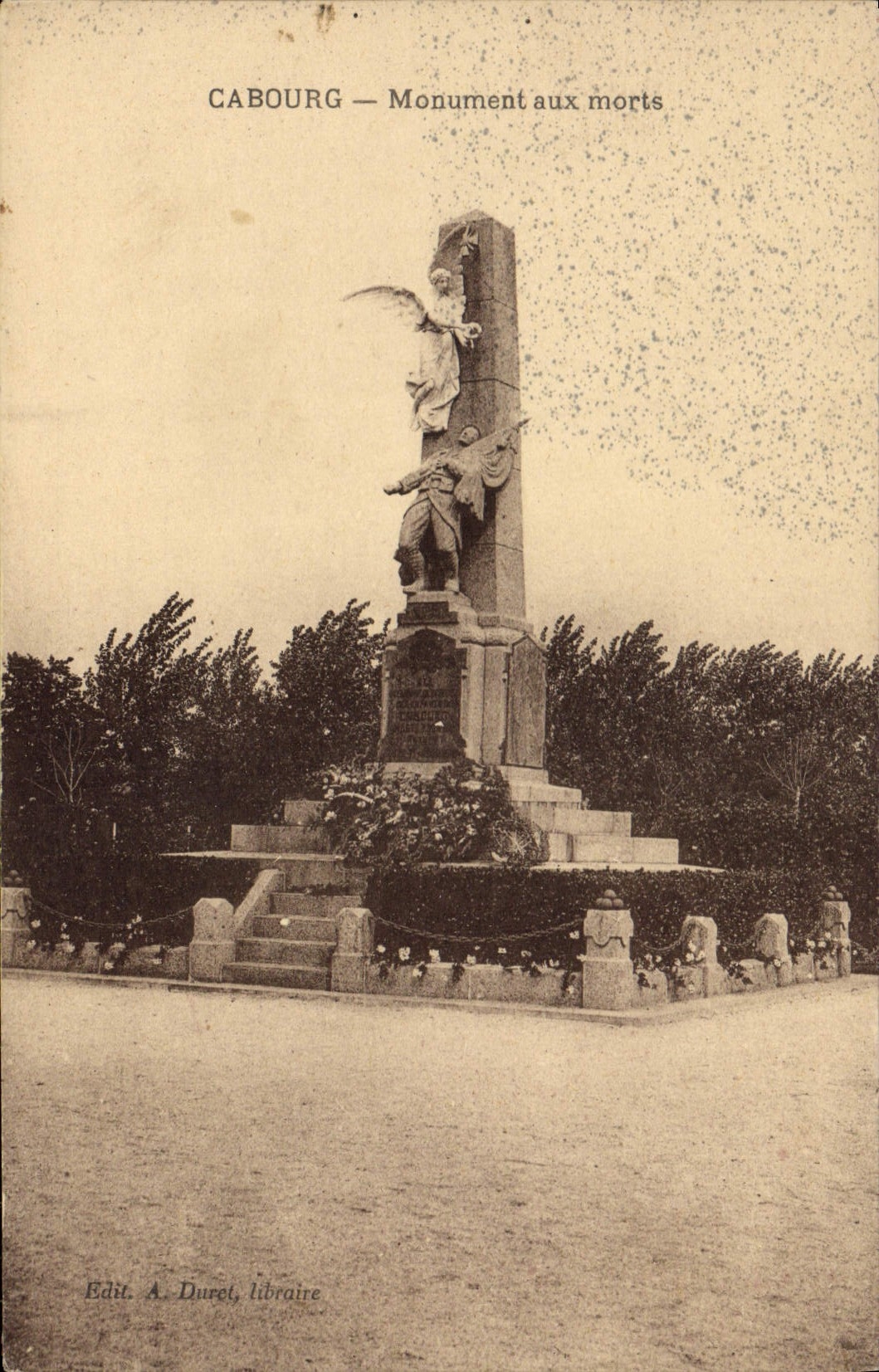 CPA Cabourg Monument aux morts 