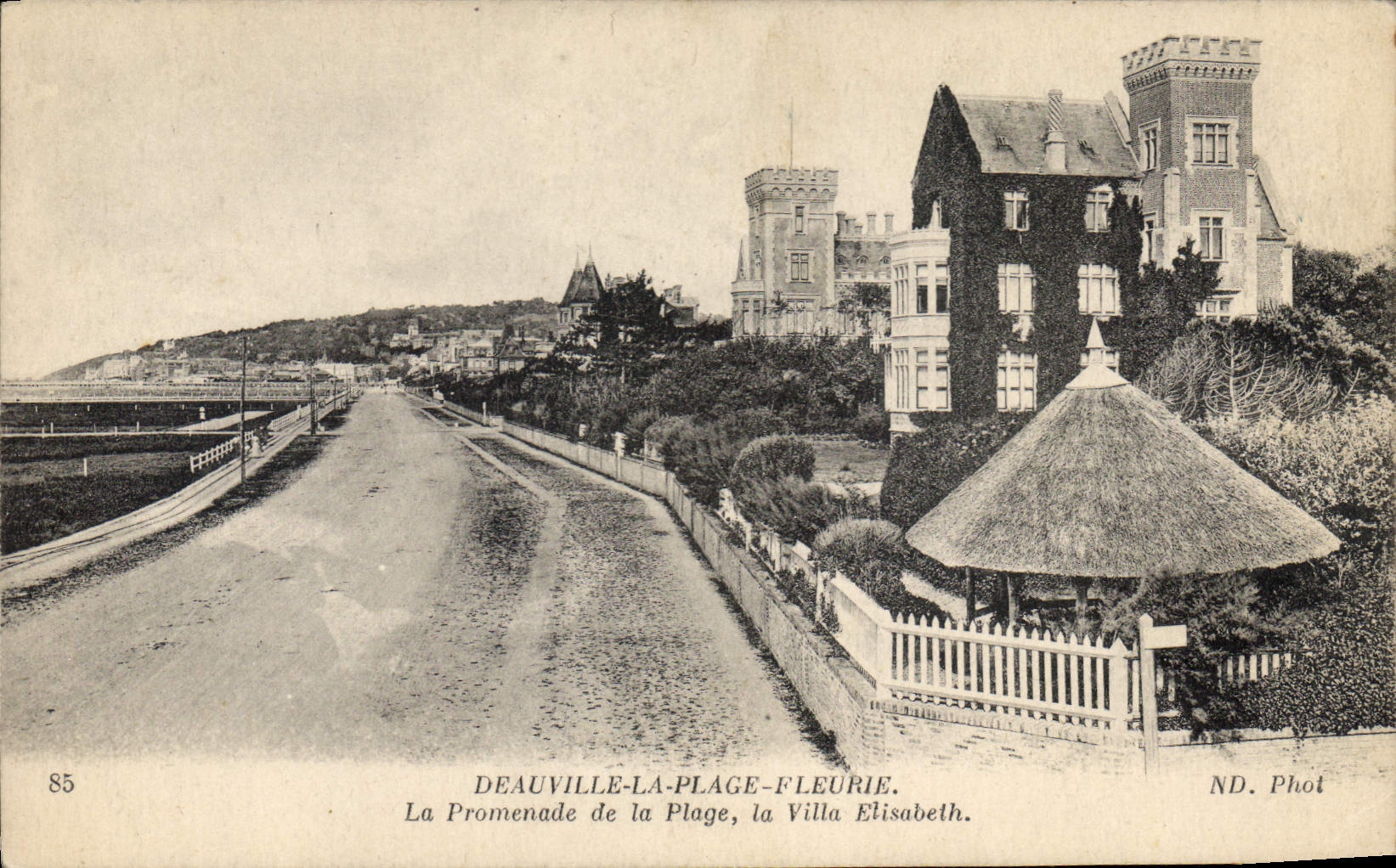 CPA Deauville La Plage Fleurie 