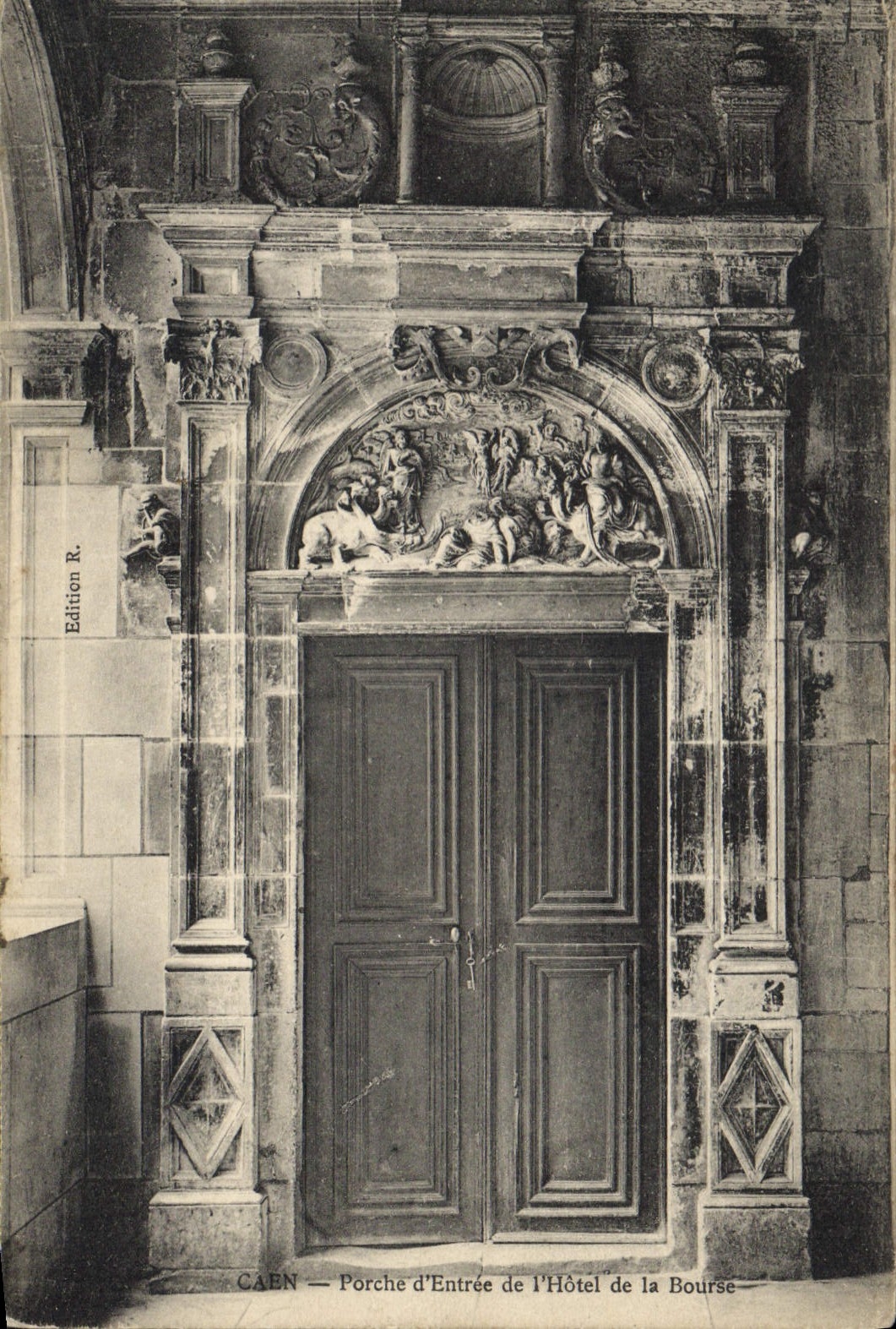 CPA Caen Porche d'Entree de l'Hotel de la Bourse 