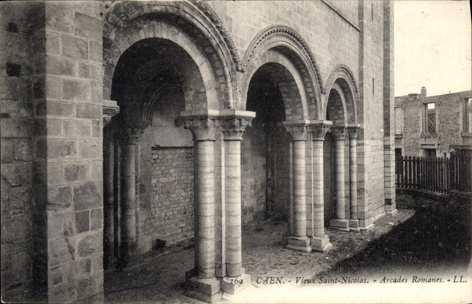CPA Caen Vieux St Nicolas Arcades Romanes 