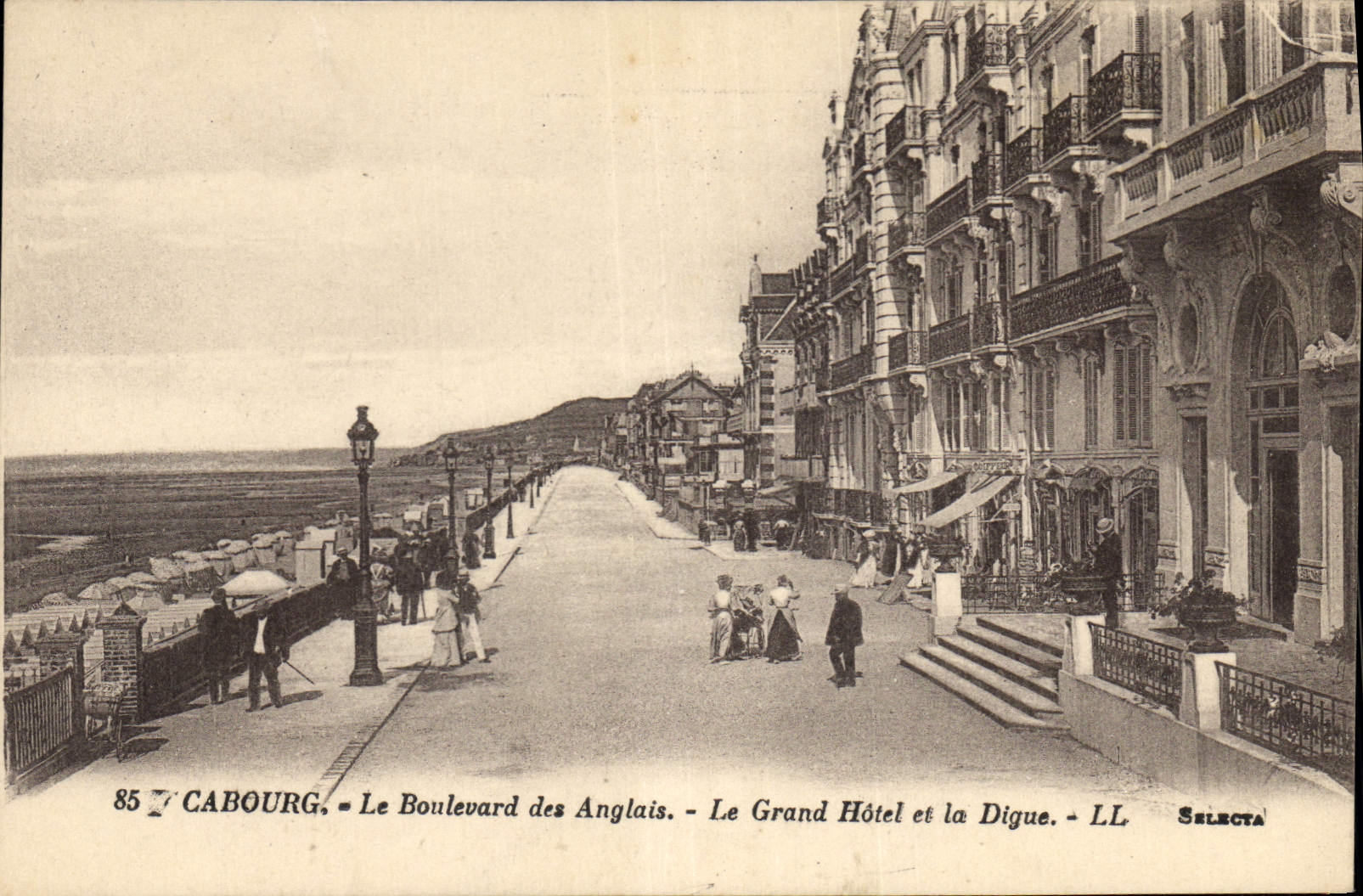 CPA Cabourg Le Boulevard des Anglais Le Grand Hotel et la Digue