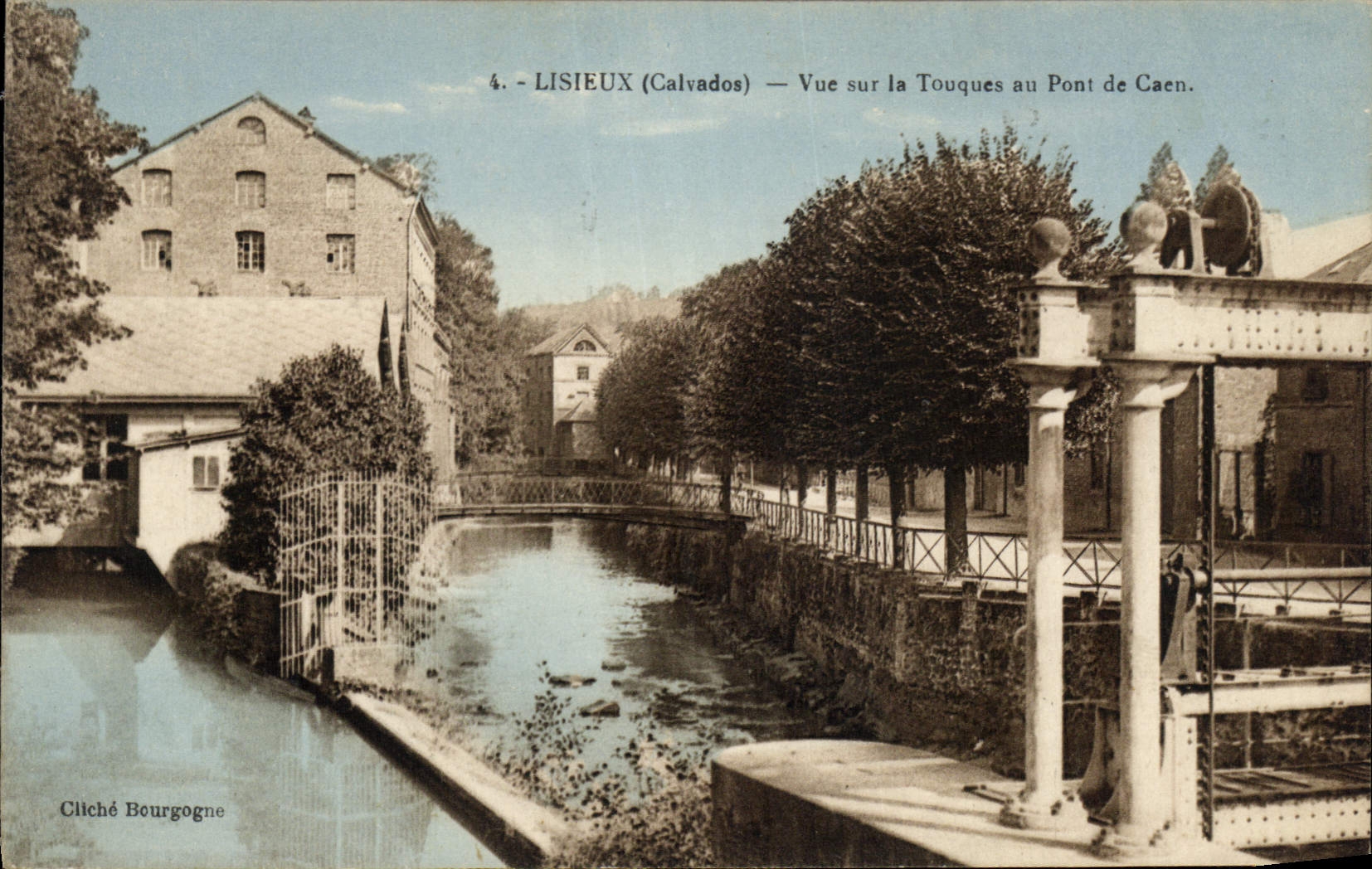 CPA Lisieux Calvados Vue sur la Touques au Pont de Caen