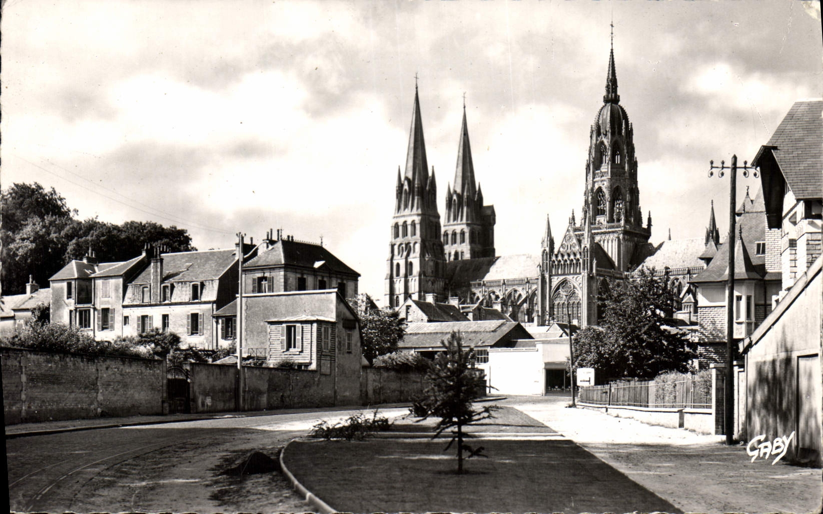 CPA Bayeux Calvados Boulevard Sadi Carnot et la Cathedrale
