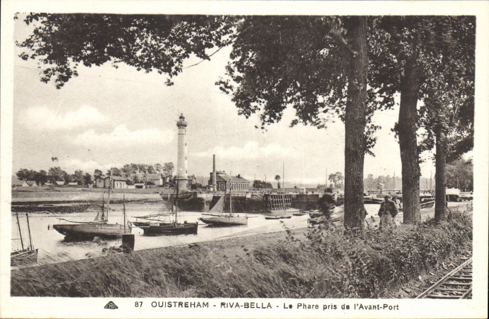 CPA Ouistreham Riva Bella Le Phare pris de l'Avant Port 
