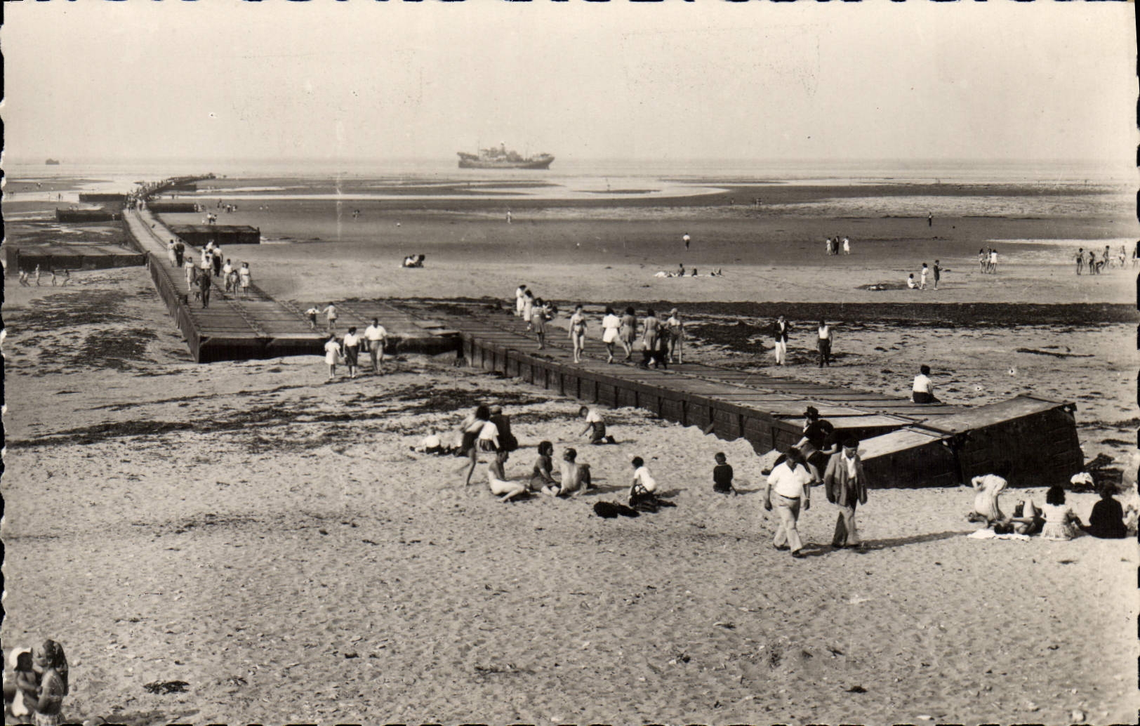 CPA Courseulles sur Mer Calvados Le Ponton 