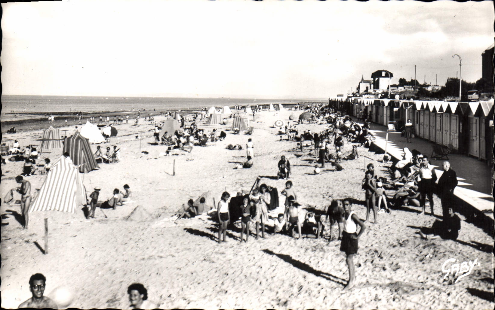 CPA Langrune sur Mer Calvados Vue d'ensemble de la Plage 