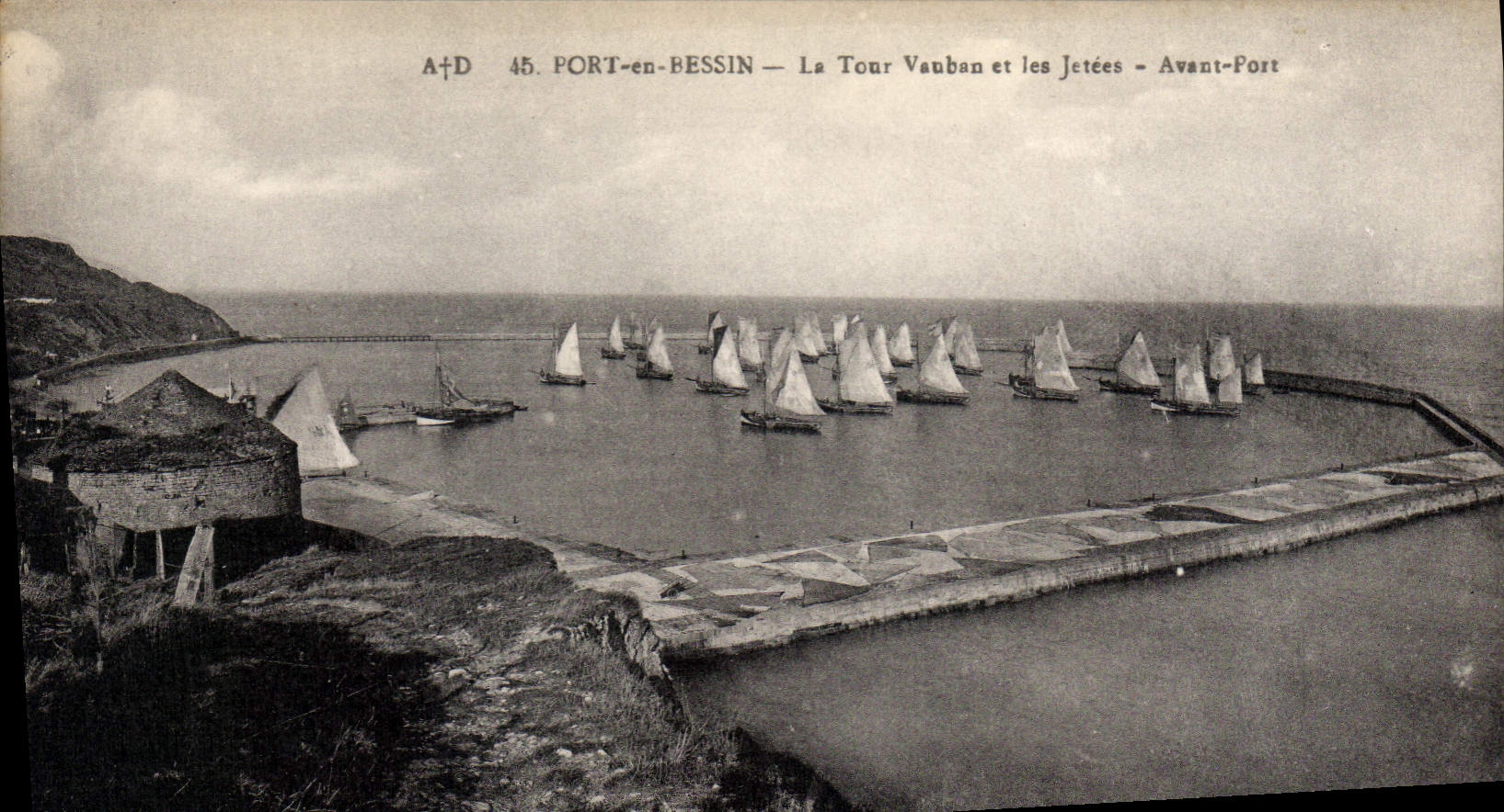 CPA A D Port en Bessin La Tour Vauban et les Jetees Avant Port 