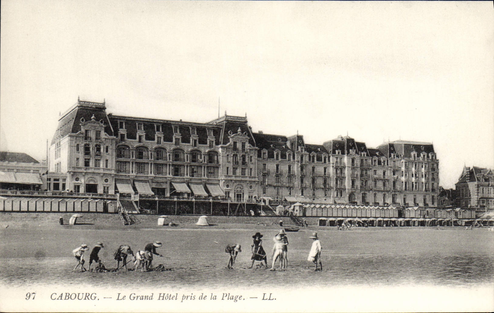 CPA Cabourg Le Grand Hotel pris de la Plage