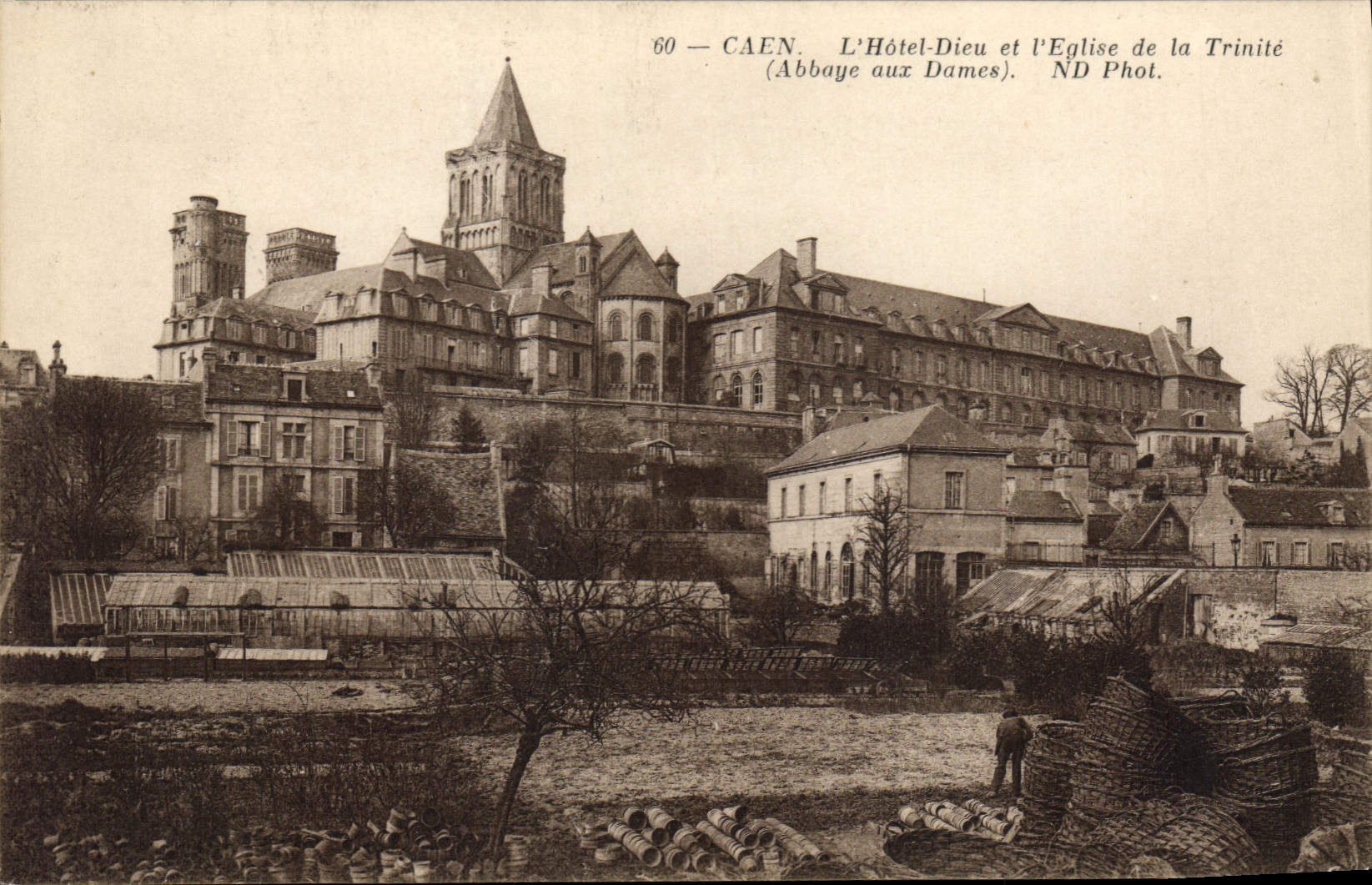 CPA Caen l'hotel Dieu et l'eglise de la Trinite Abbaye aux Dames