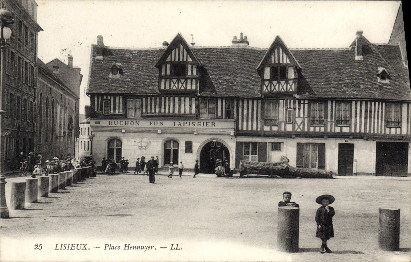 CPA Lisieux place Hennuyer 