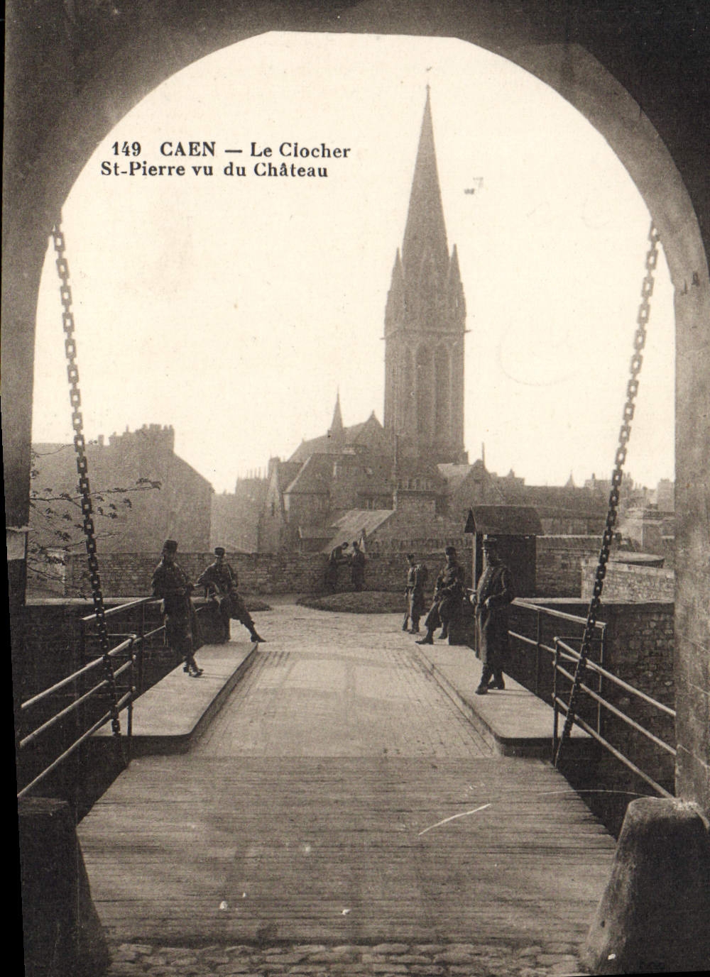 CPA Caen le Clocher St Pierre vu du chateau 