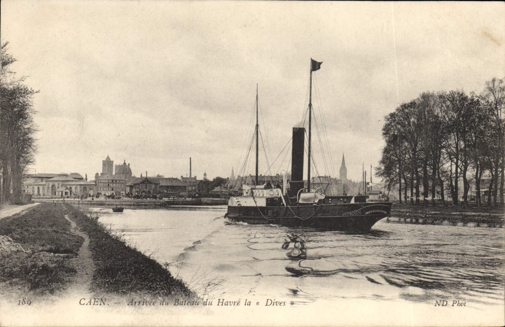 CPA Caen Arrivee du Bateau du Havre la Dives 