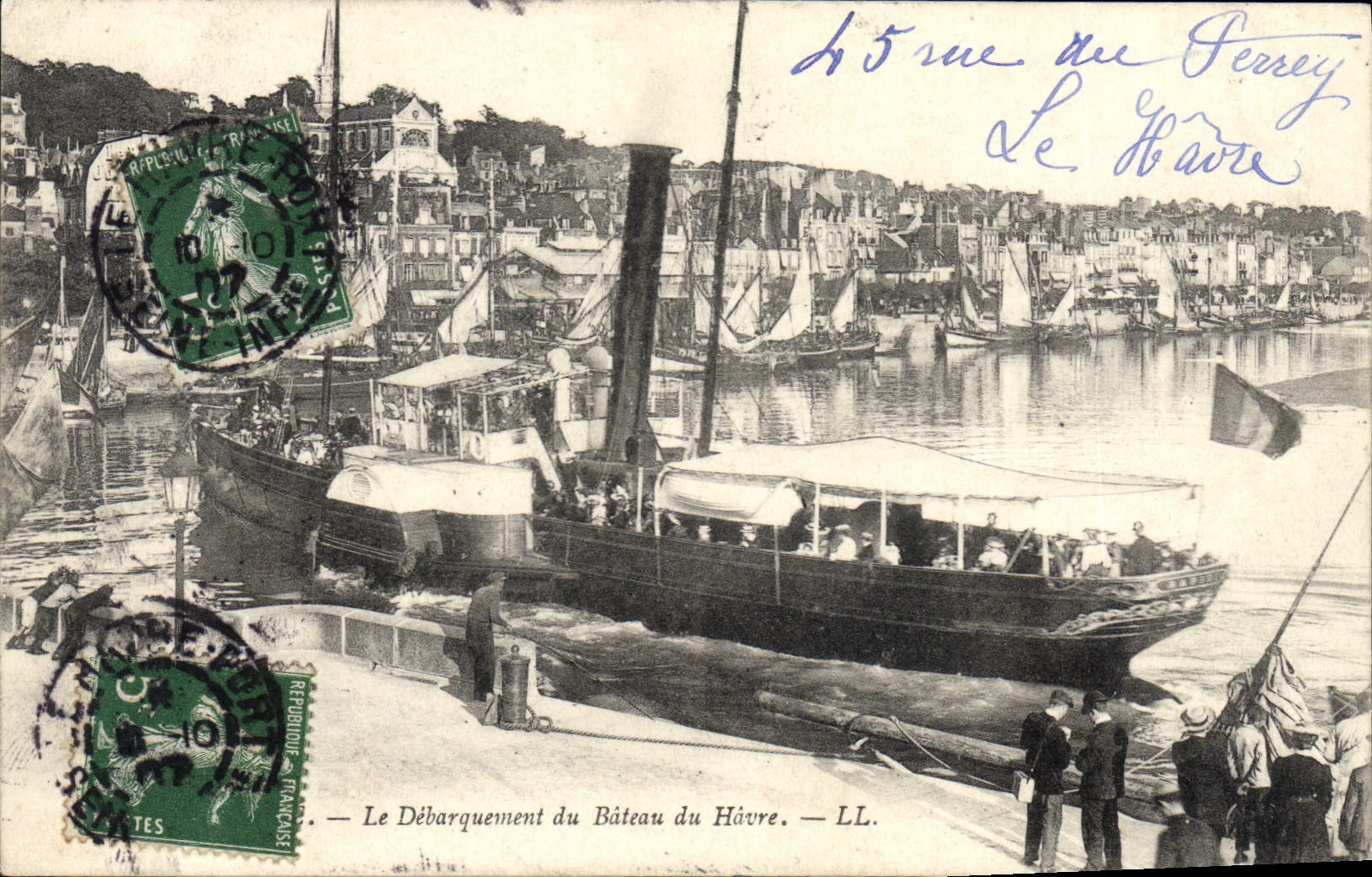 CPA Trouville le Debarquement du Bateau du Havre