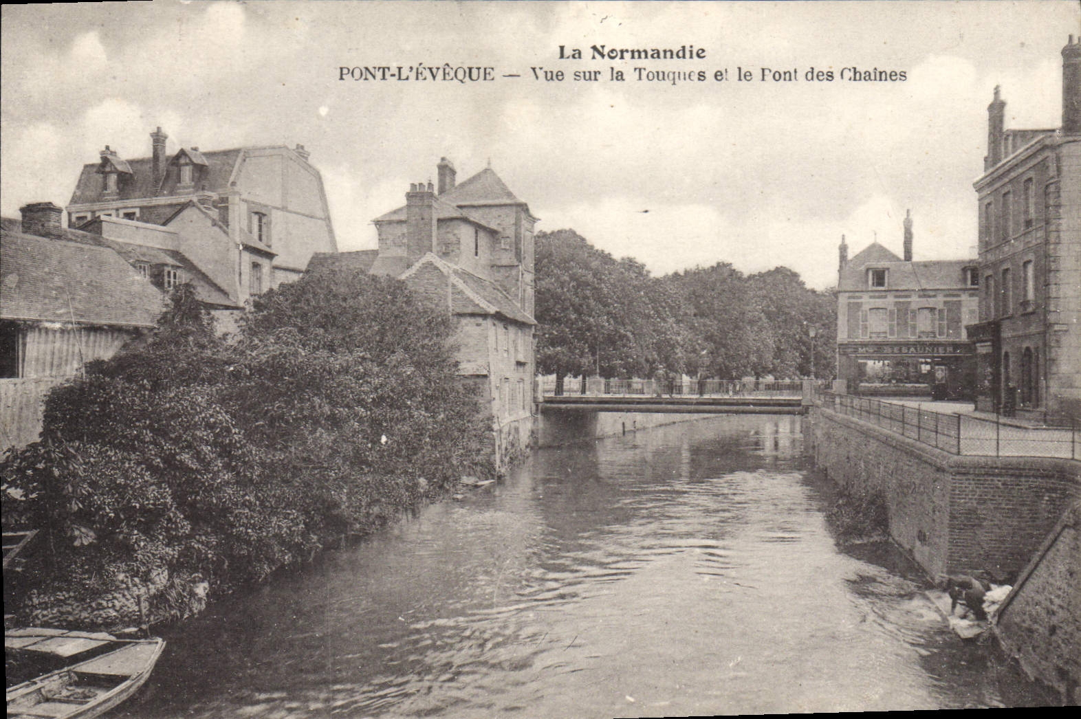 CPA La Normandie Pont l'Eveque vue sur le Touques et le pont des chaines 
