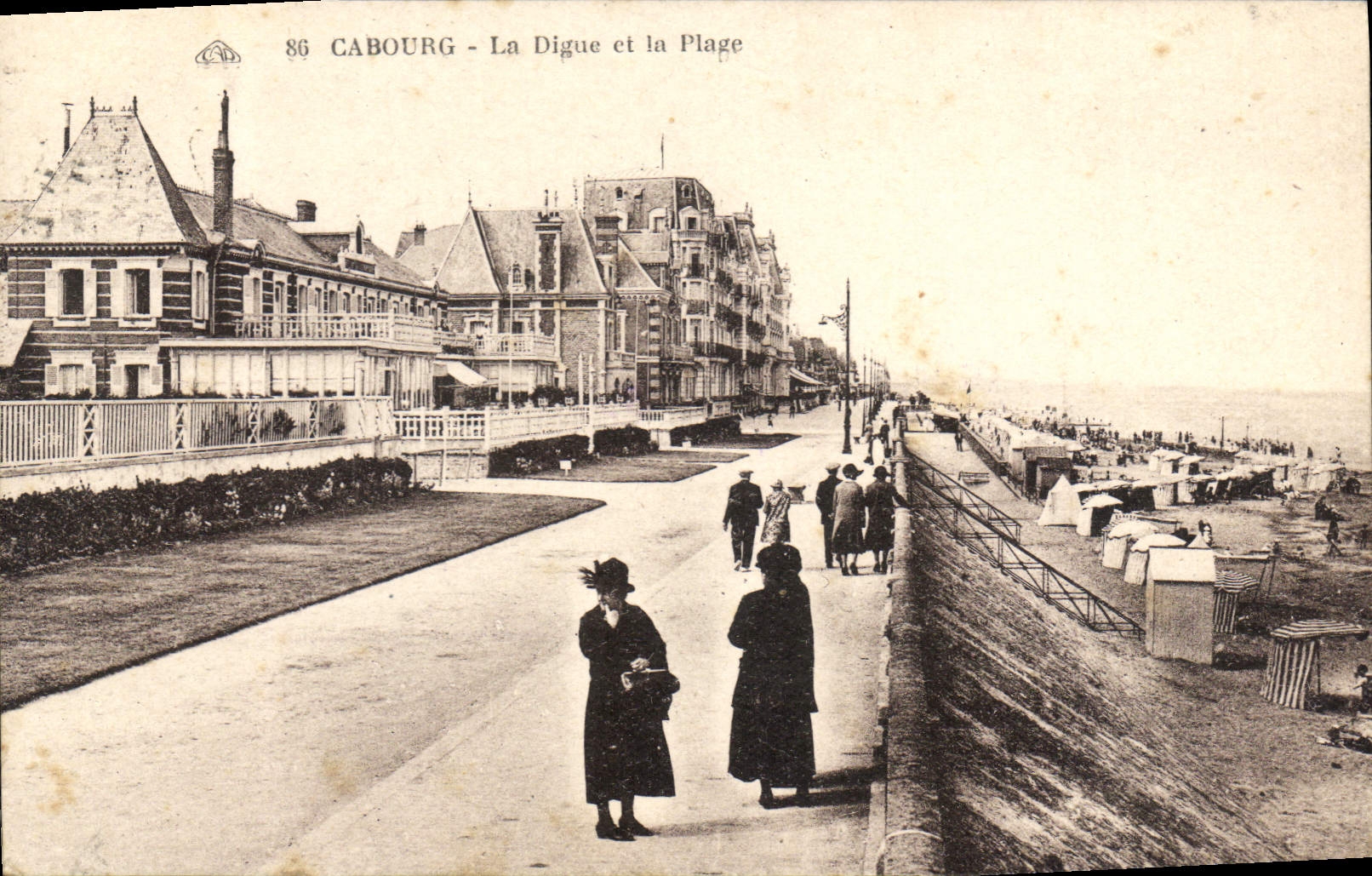 CPA Cabourg la Digue et la plage 