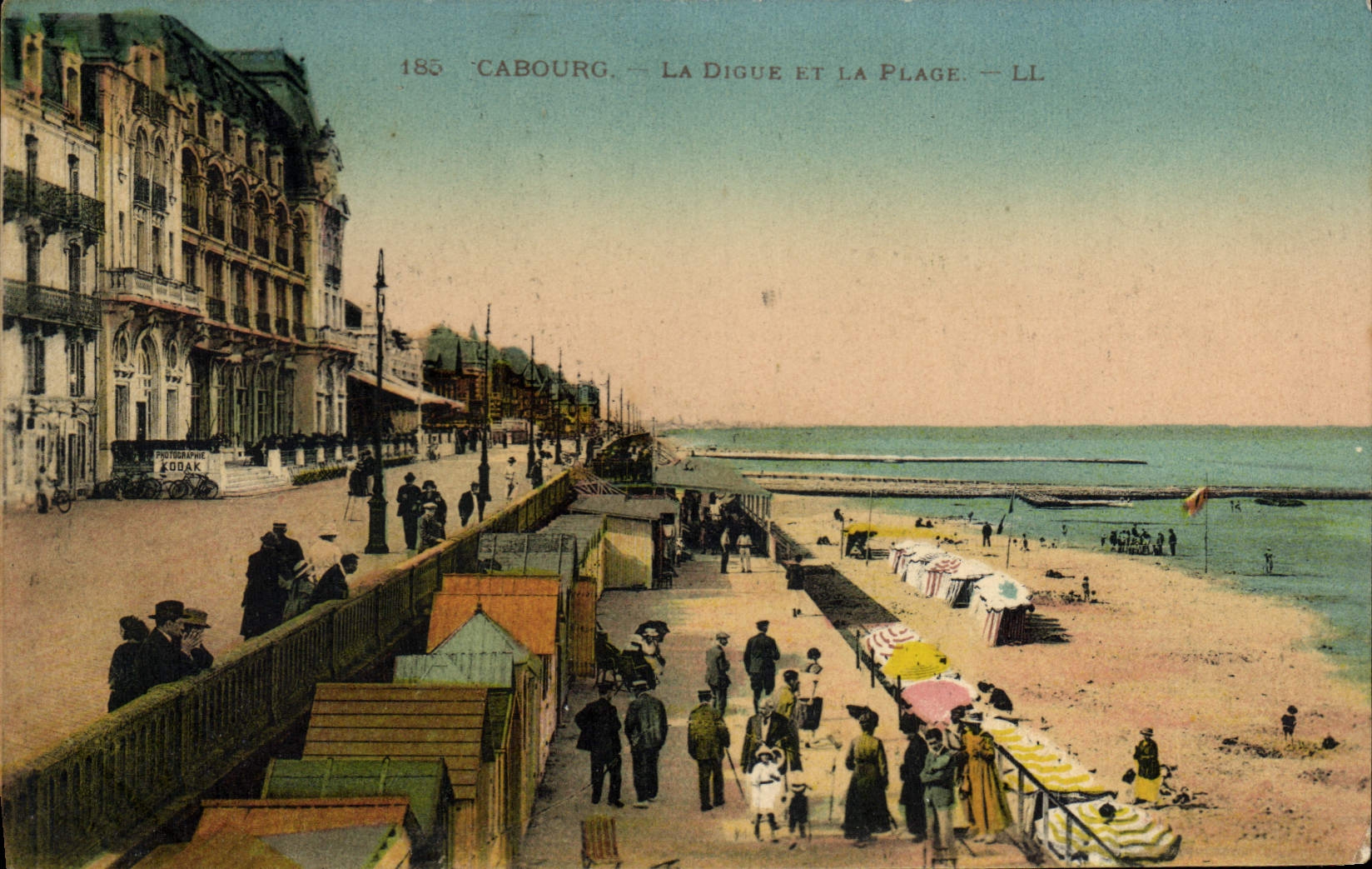 CPA Cabourg la Dique et la plage 