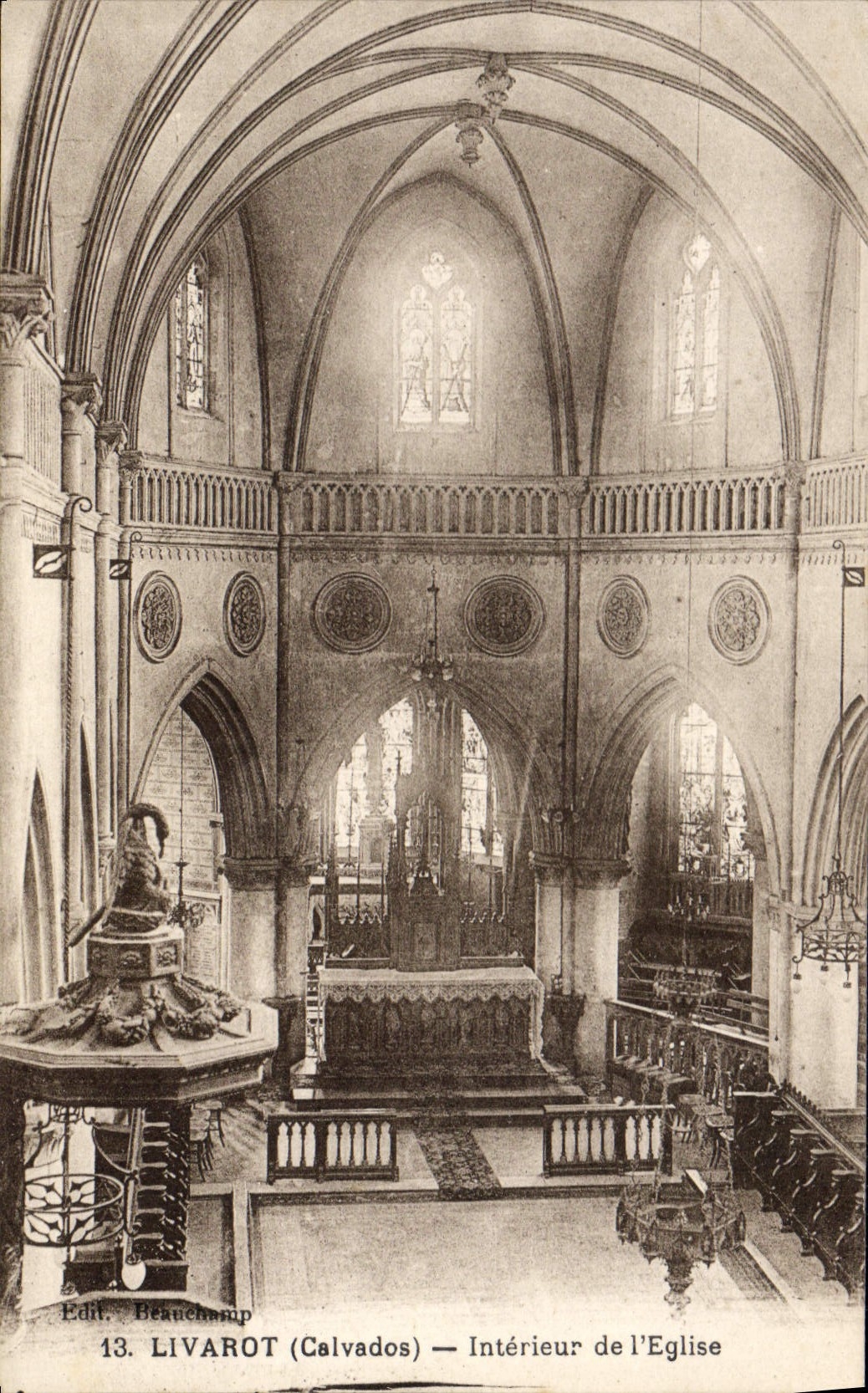 CPA Livarot Calvados interieur de l'eglise 