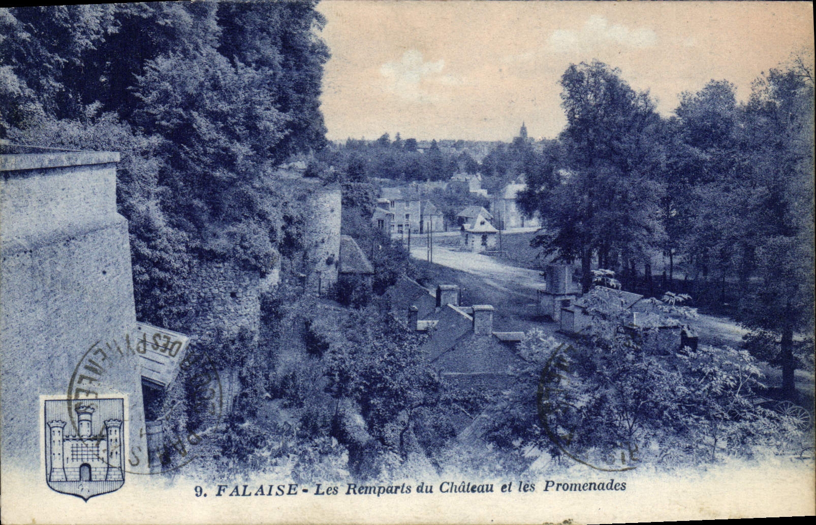 CPA Falaise les Remparts du chateau et le Promenades