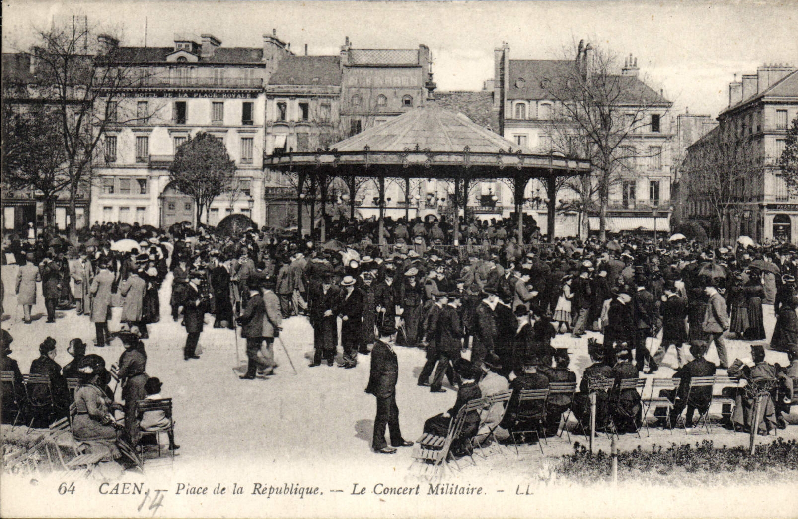 CPA Caen Place de la Republique le Concert Militaire