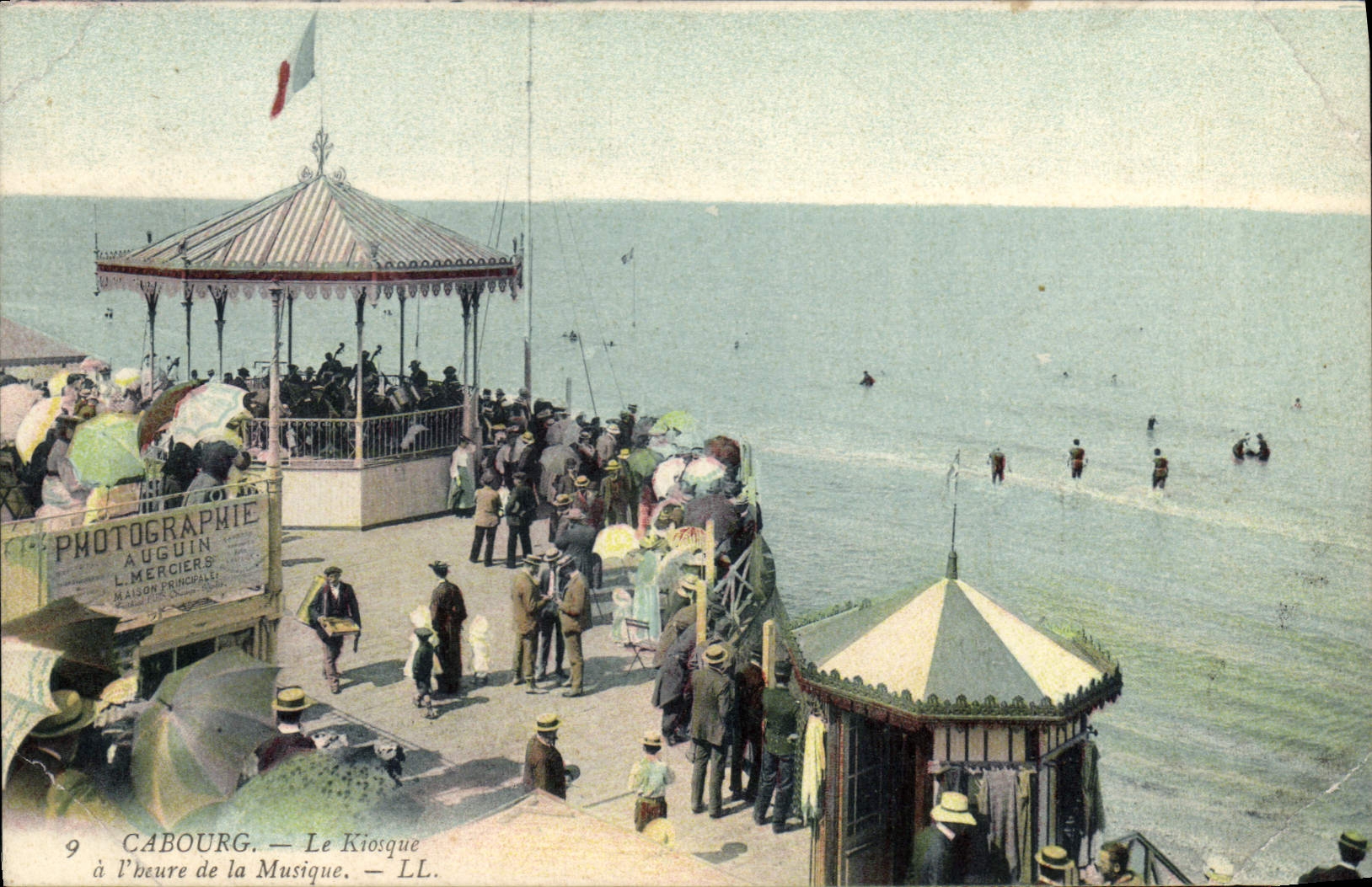 CPA Cabourg le Kiosque a l'heure de la Musique 