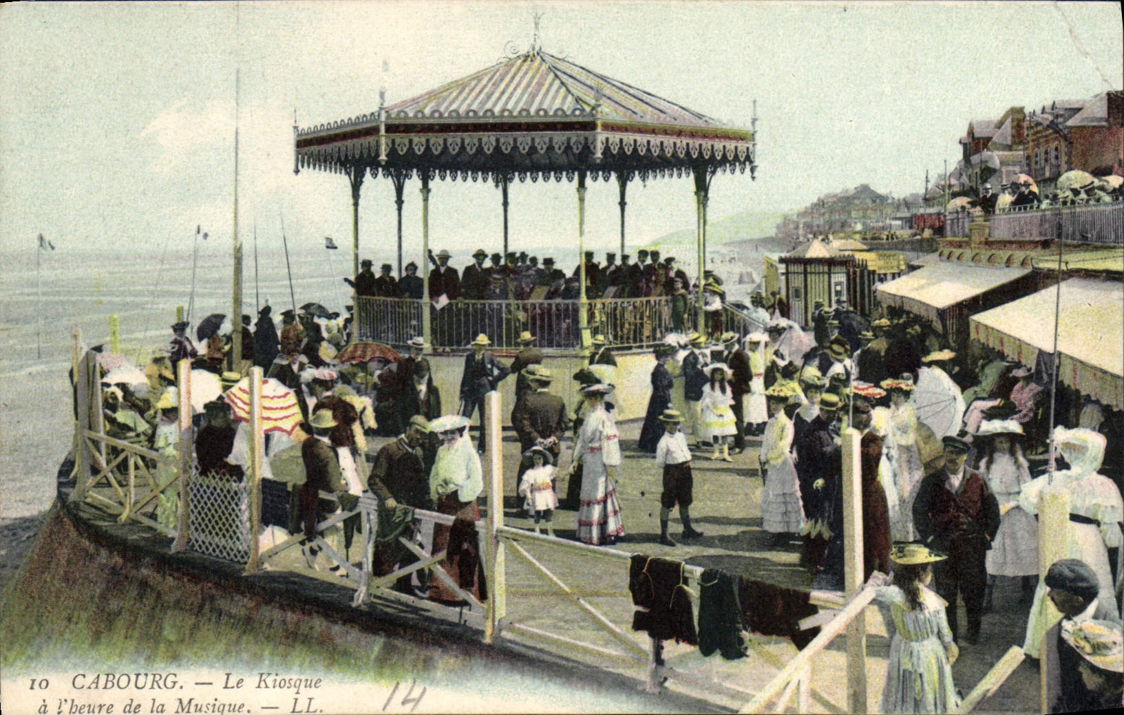 CPA Cabourg le Kiosque a l'heure de la Musique 