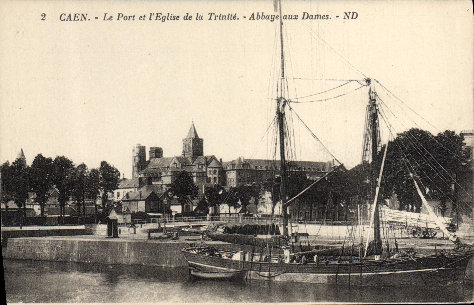 CPA Caen le Port et l'eglise de la Trinitie Abbaye aux Darnes