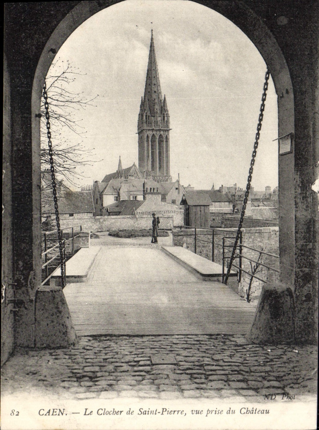 CPA Caen le Clocher de Saint Pierre vue prise du chateau 