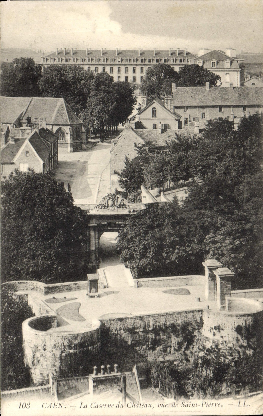 CPA Caen la Caserbe du chateau vue de Saint Pierre