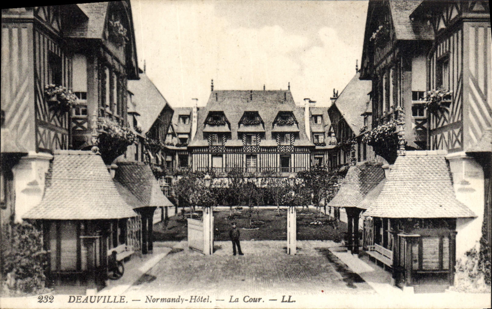 CPA Deauville Normandy hotel la Cour 