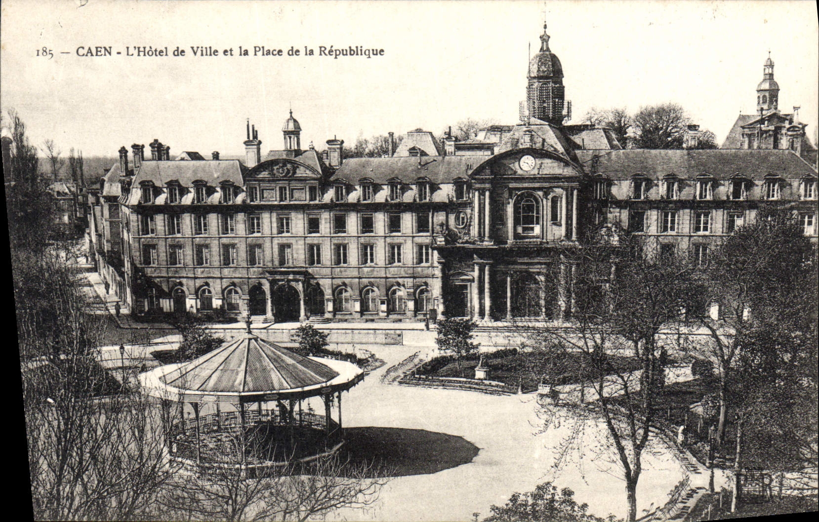 CPA Caen l'hotel de ville et la place de la republique