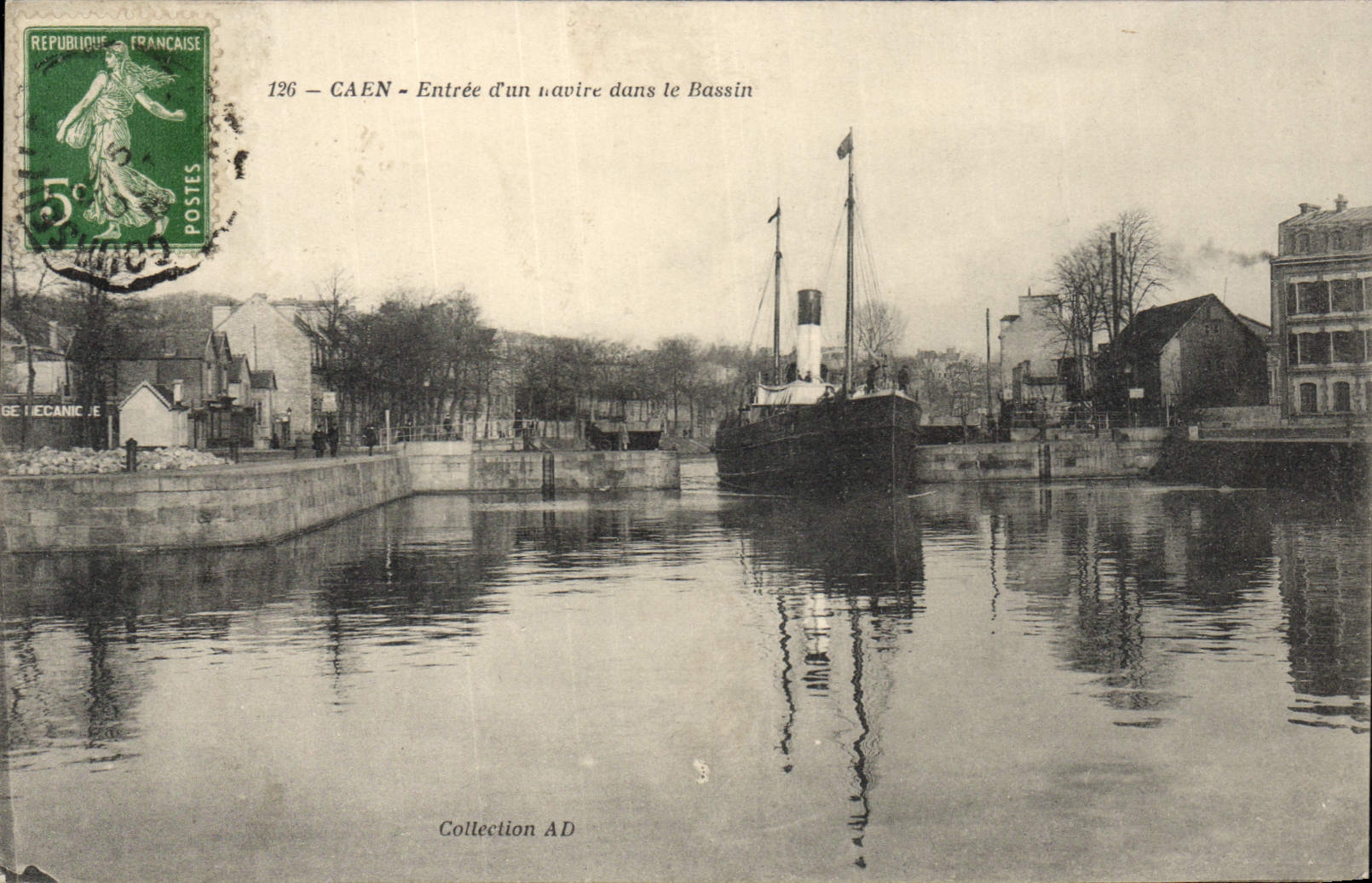 CPA Caen entree d'un Havire dans le Bassin