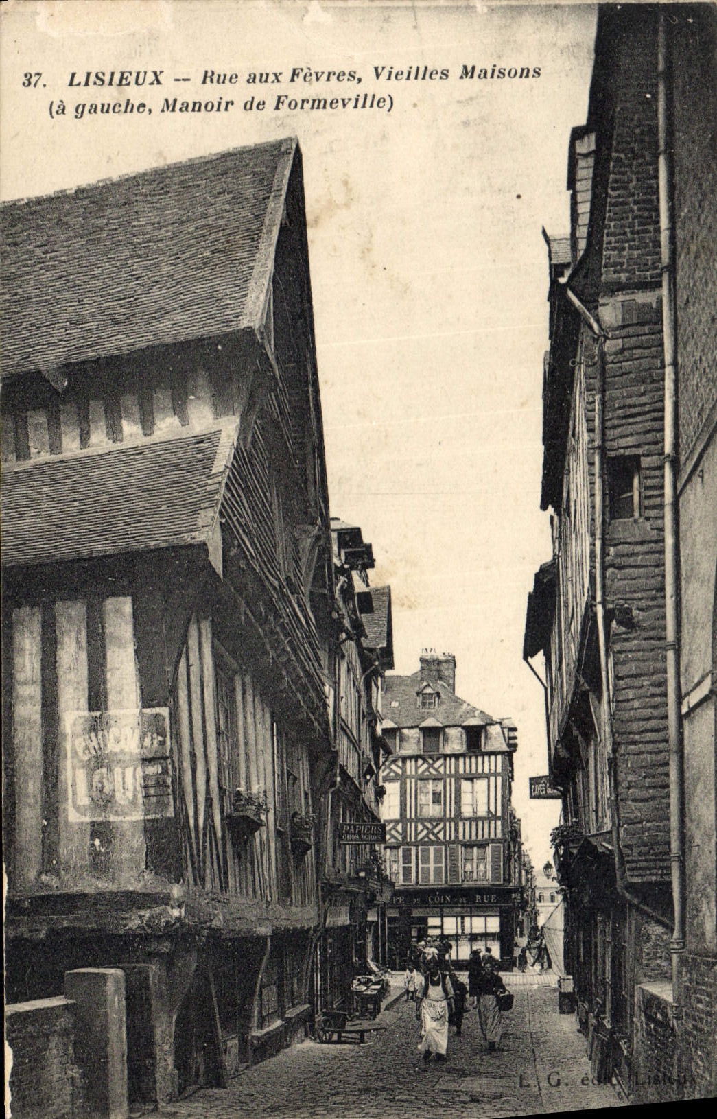 CPA Lisieux Rue aux Fevres Vieilles a gauche Manoire de Formeville