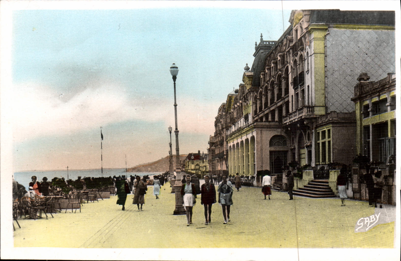 CPA Cabourg Calvados la Digue et le Grand hotel