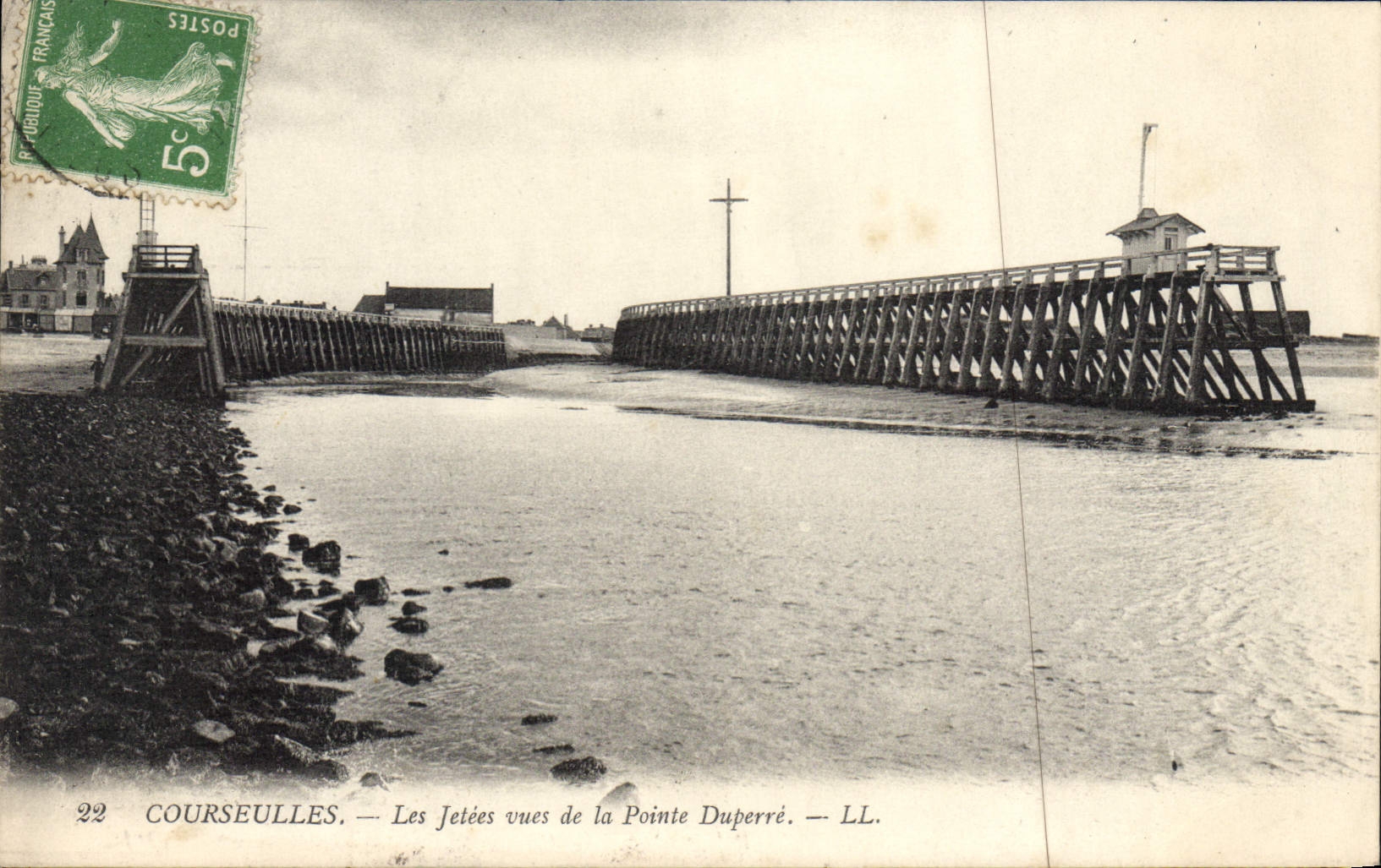 CPA Courseulles les Jetee Vues de la Pointe Duperre 