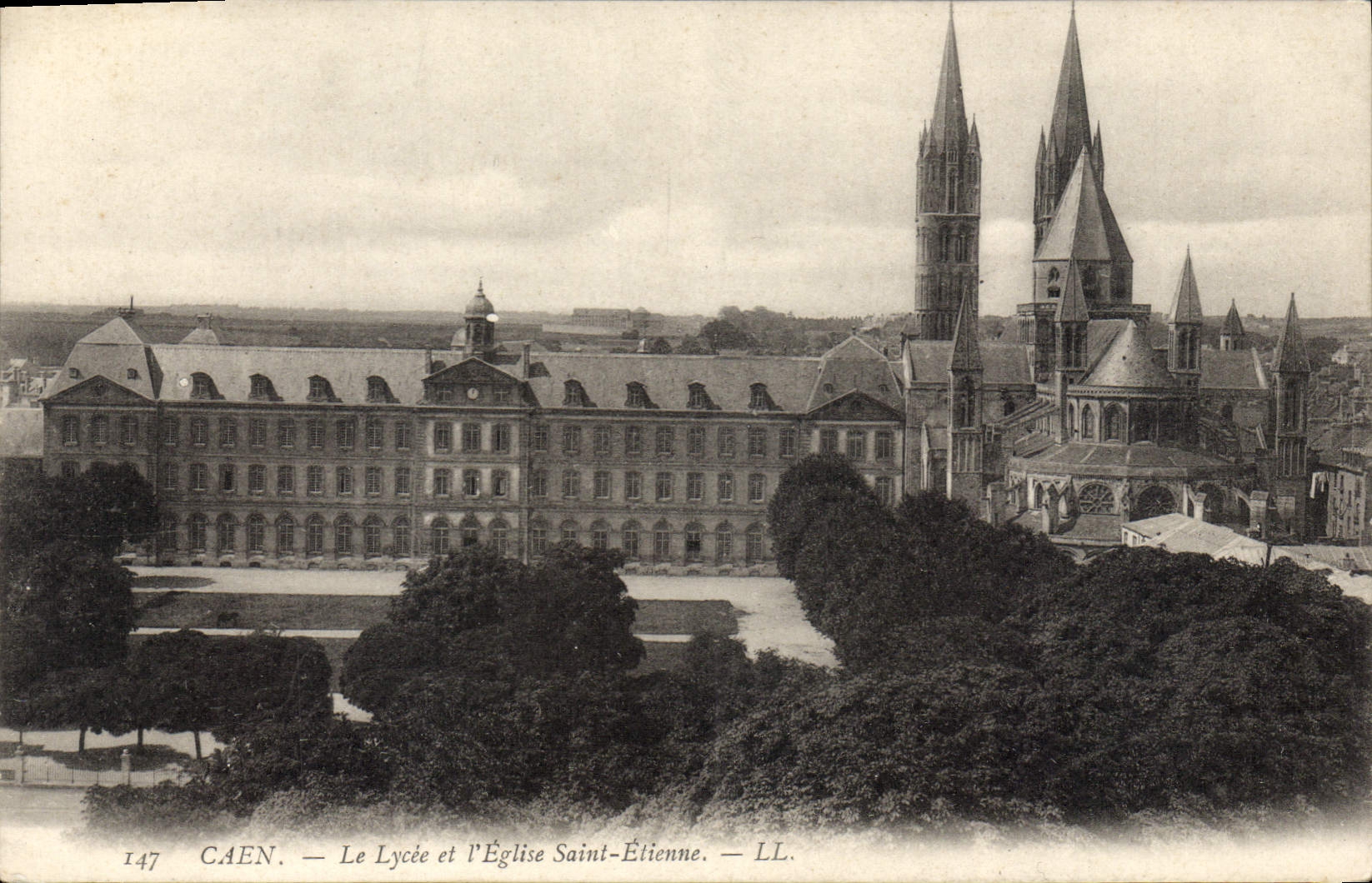 CPA Caen le Lycee et l'eglise Saint Etienne