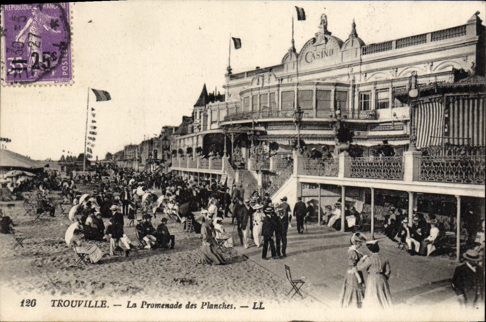 CPA Trouville la promenade des Planches