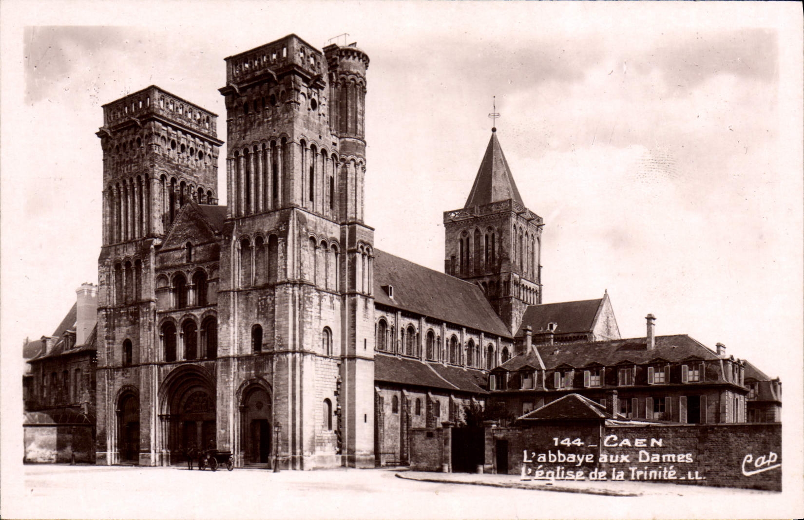 CPA Caen l'Abbaye aux Dames l'eglise de la Trinite
