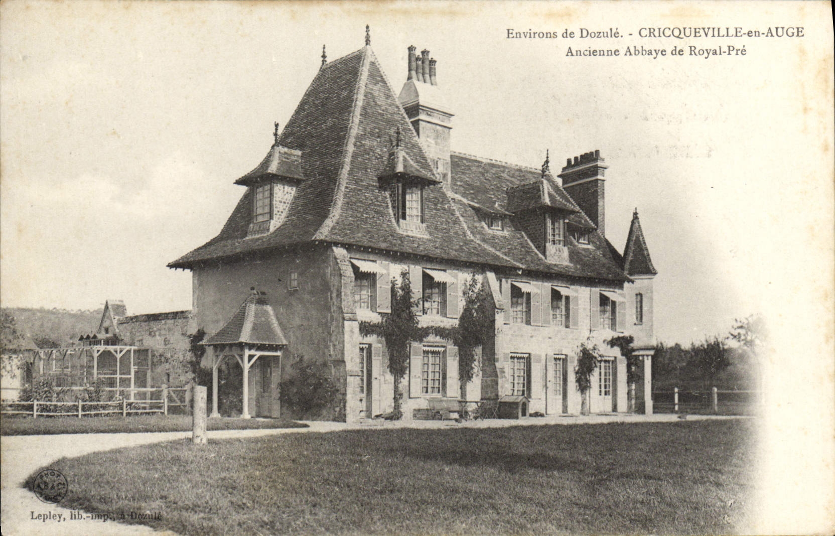 CPA Environs de Dozule Cricqueville en Auge ancienne Abbaye de Royale Pre 