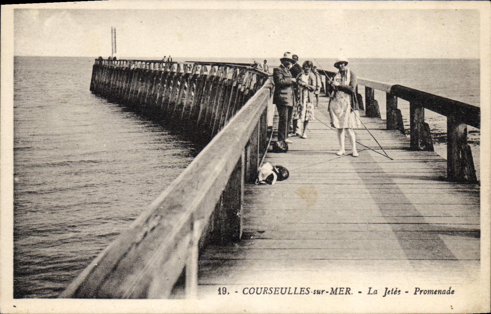 CPA Courseulles sur mer la Jetee Promenade 