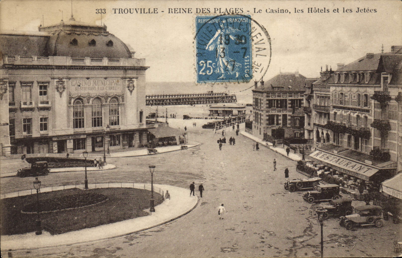 CPA Trouville Reine des Plages le Casino les hotels et les Jetees 